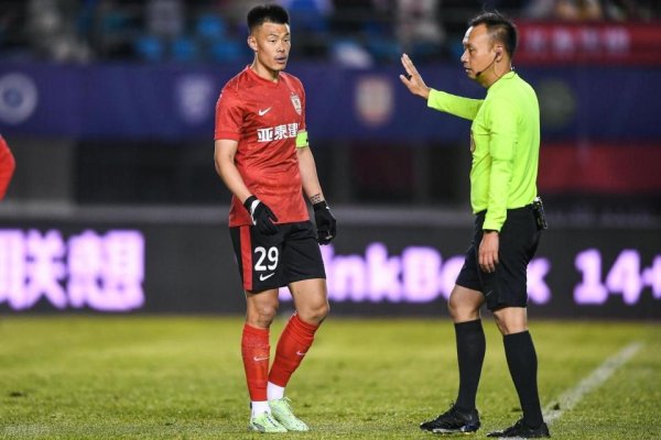 亿配资 即将降级！37岁国足名将采访道歉+快哭了 压哨进球被吹无缘创纪录